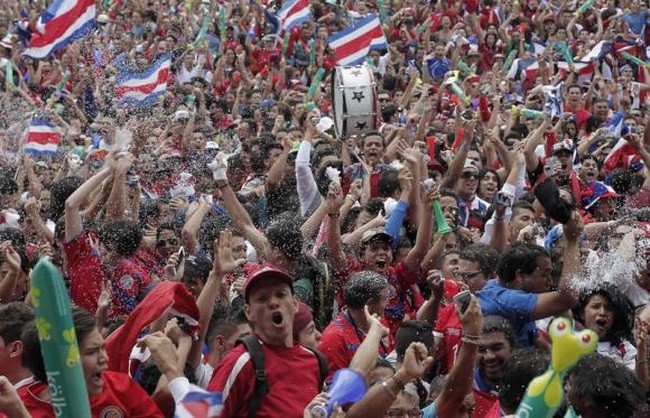 CĐV Costa Rica phát cuồng với chiến thắng lịch sử ảnh 15